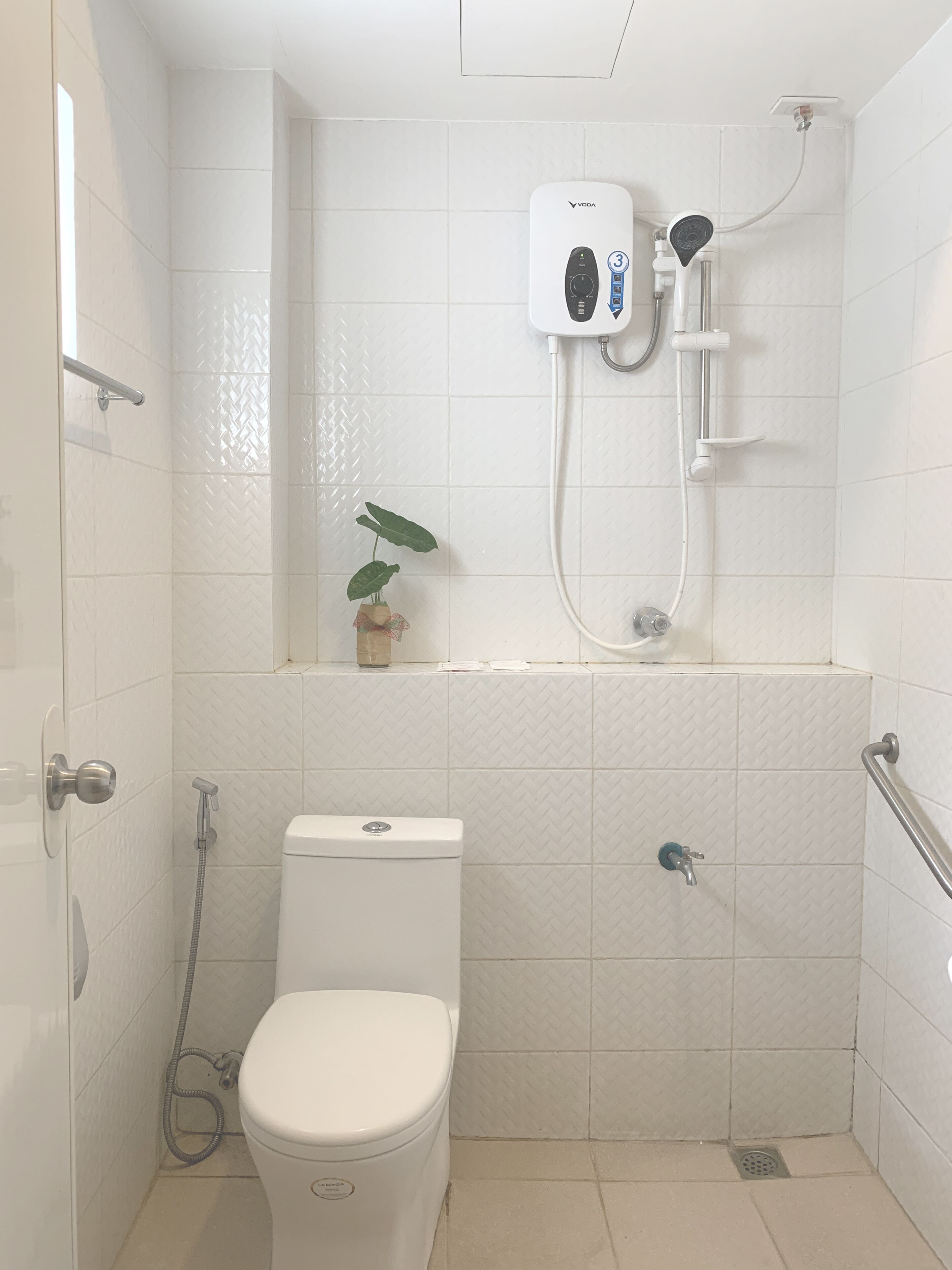 shower, rainfall showerhead, bidet, towels