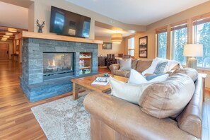 Smart TV, fireplace - Executive Elegance | Trending Location (Canmore)