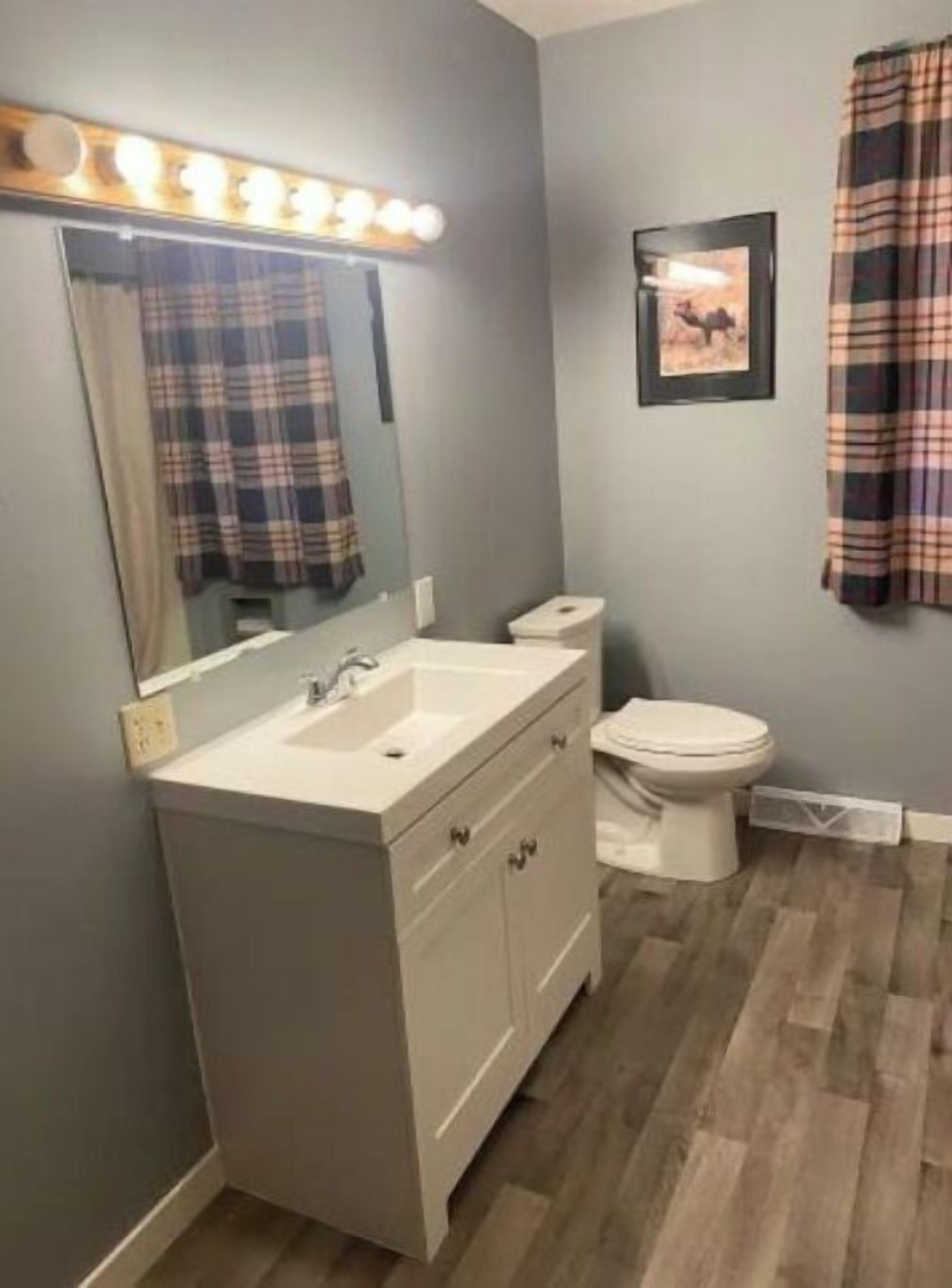 Douche, serviettes fournies, savon, shampoing