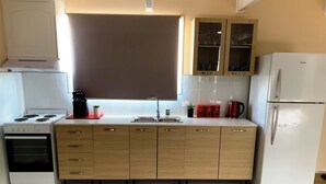 Una cocina moderna con estufa, horno, fregadero y refrigerador.