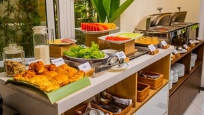 Un buffet proposant une variété de plats et d’ustensiles.