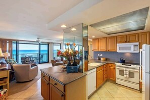 Jääkaappi, mikroaaltouuni, uuni, liesi