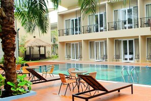 Chambre Deluxe Double ou avec lits jumeaux, 1 très grand lit, non-fumeur, vue piscine | Terrasse/Patio