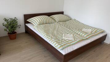 1 slaapkamer, een strijkplank/strijkijzer, gratis wifi, beddengoed