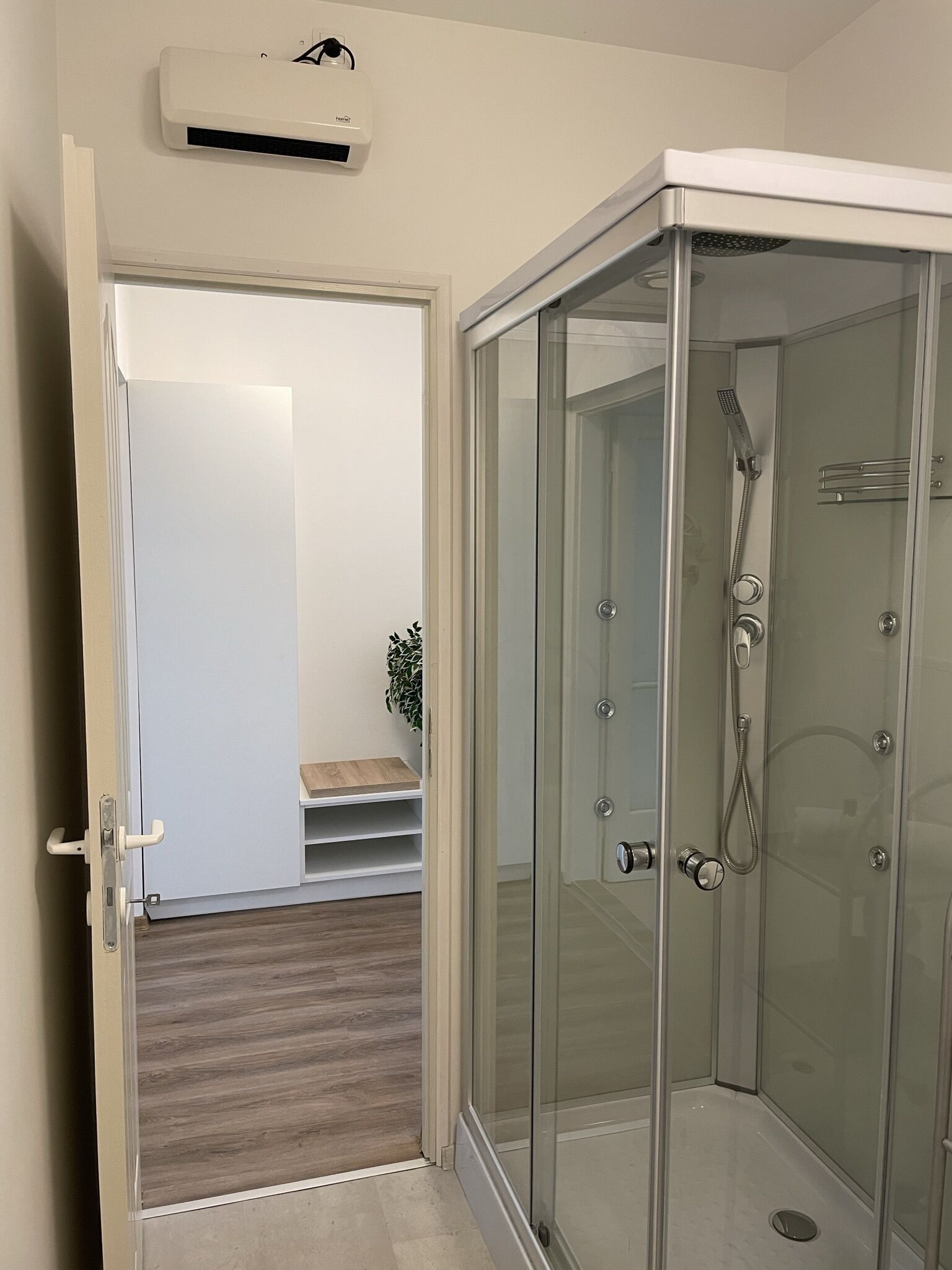 Doccia, asciugacapelli, asciugamani, sapone