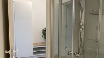 Een douche, een haardroger, handdoeken, zeep