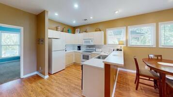 Frigorífic, microones, forn i placa de cuina