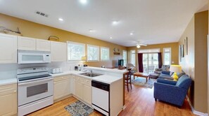 Frigorífico, microondas, horno y placa de cocina