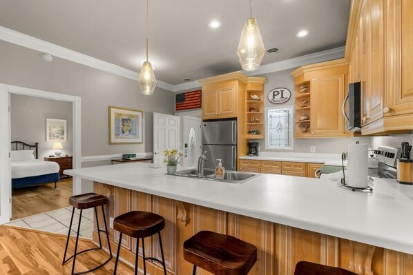 Fridge, microwave, oven, stovetop - Avian Forest Golf, Beach, and Resort Paradise (Pawleys Island)