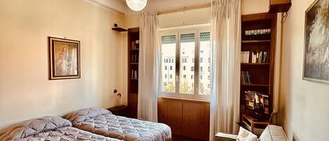 3 makuuhuonetta, työpöytä, silitysrauta/-lauta, ilmainen Wi-Fi