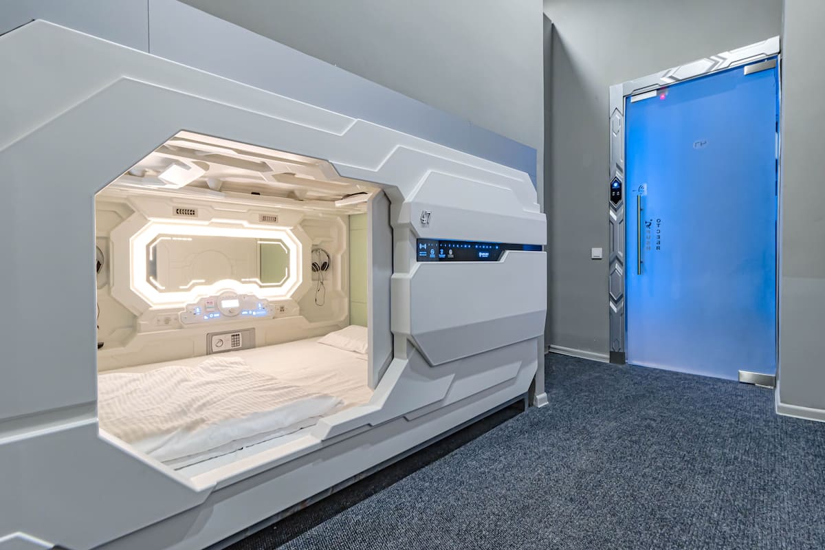 Une salle d’imagerie médicale moderne, équipée d’un lit, d’un panneau de commande et d’une porte.