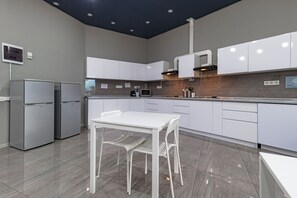 Full-size fridge, microwave, stovetop, dishwasher - CAPS LOCK Future Hotel (Astana)