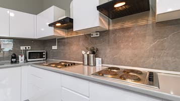 Refrigerador con congelador, microondas y parrilla de estufa