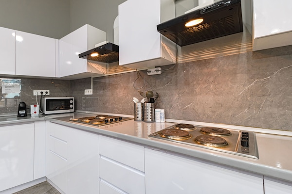 Full-sized fridge, microwave, stovetop, dishwasher