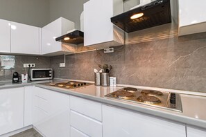 Full-sized fridge, microwave, stovetop, dishwasher