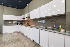 Frigorífico grande, microondas, placa de cocina y lavavajillas