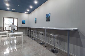 Full-size fridge, microwave, stovetop, dishwasher - CAPS LOCK Future Hotel (Astana)