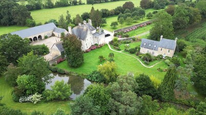 Castle and cottage for 22 people near the sea and d-day beaches in Normandy