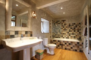 Shower, hair dryer - Castle and cottage for 22 people near the sea and d-day beaches in Normandy (Valognes)