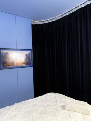 1 dormitorio, tabla de planchar con plancha, ropa de cama