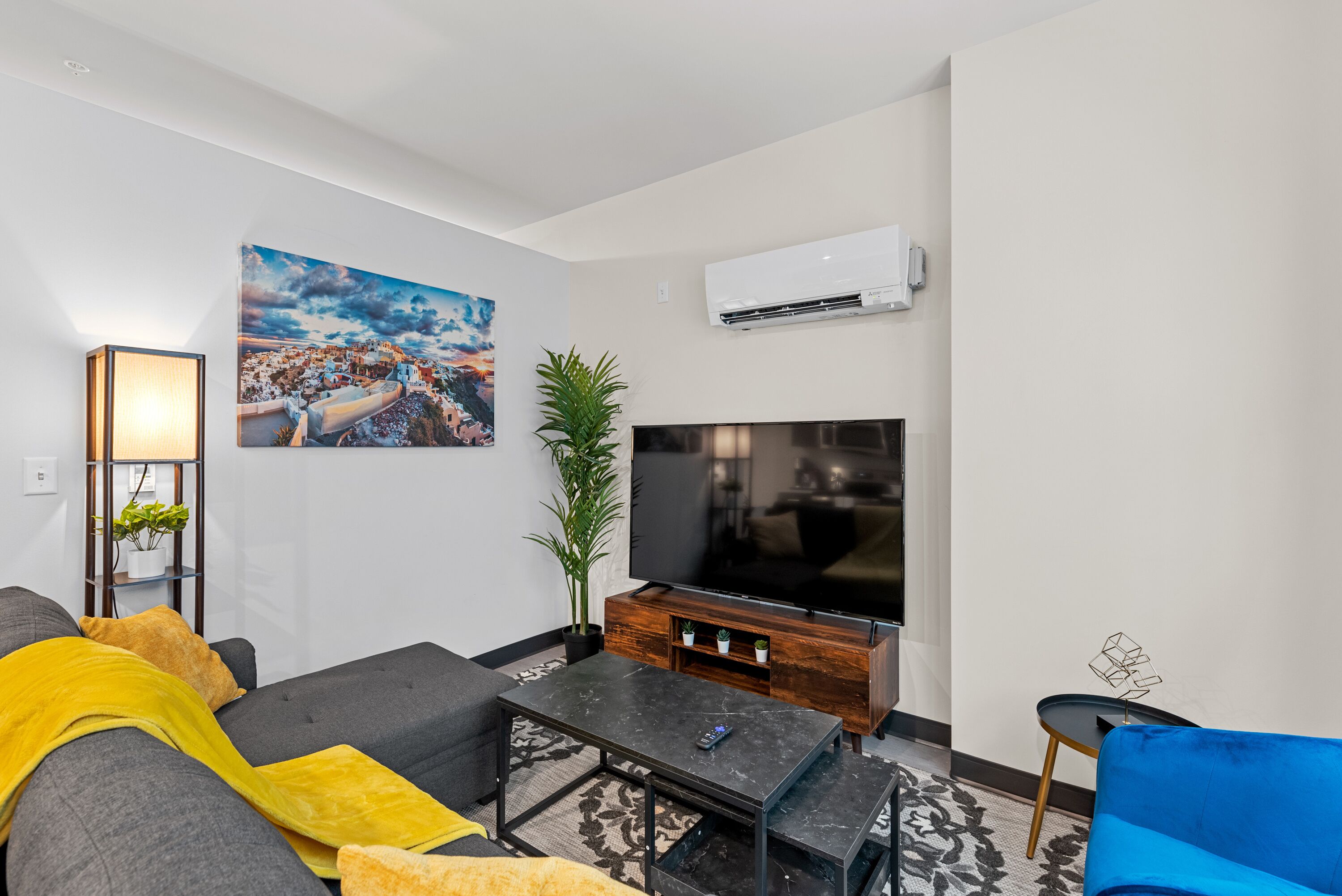 Designer Luxe 1BR in Historic West Town/Fast WI-FI