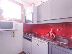 Fridge, microwave, dishwasher, coffee/tea maker - Large divisible studio, ski-in/ski-out in Valmorel, near shops (Valmorel)