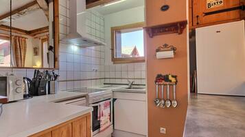 Een koelkast, een vaatwasser