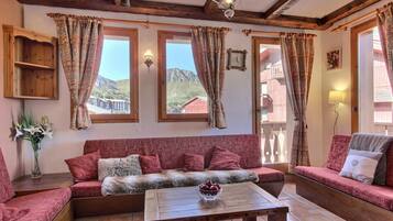 Televisie en een open haard