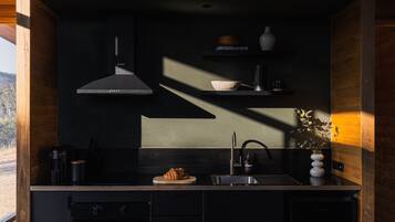 Køleskab, ovn, elkedel, brødrister