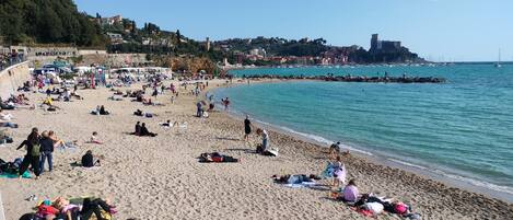 Chaises longues, serviettes de plage