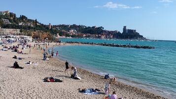 Chaises longues, serviettes de plage