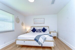 4 bedrooms, desk, iron/ironing board, travel cot