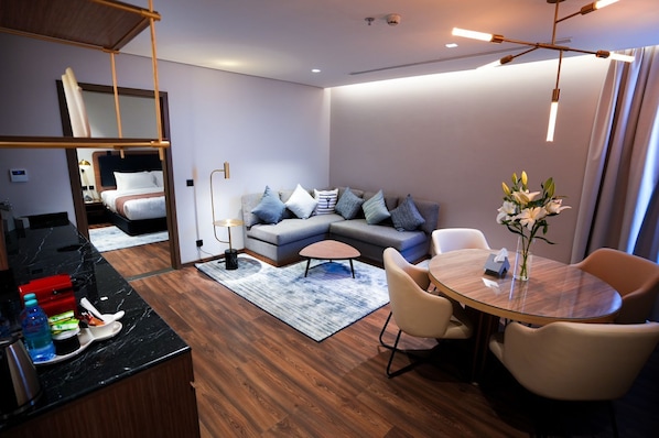 Suite, 1 chambre | Minibar, coffre-fort, rideaux d’obscurcissement