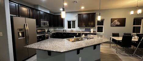 Microonde, forno, piano cottura, lavastoviglie