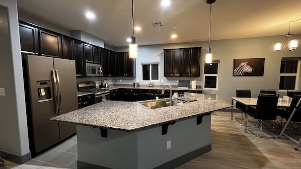 Microwave, oven, stovetop, dishwasher - Contemporary Family & Business Friendly House with Pool (Las Vegas)