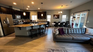 Smart TV - Contemporary Family & Business Friendly House with Pool (Las Vegas)