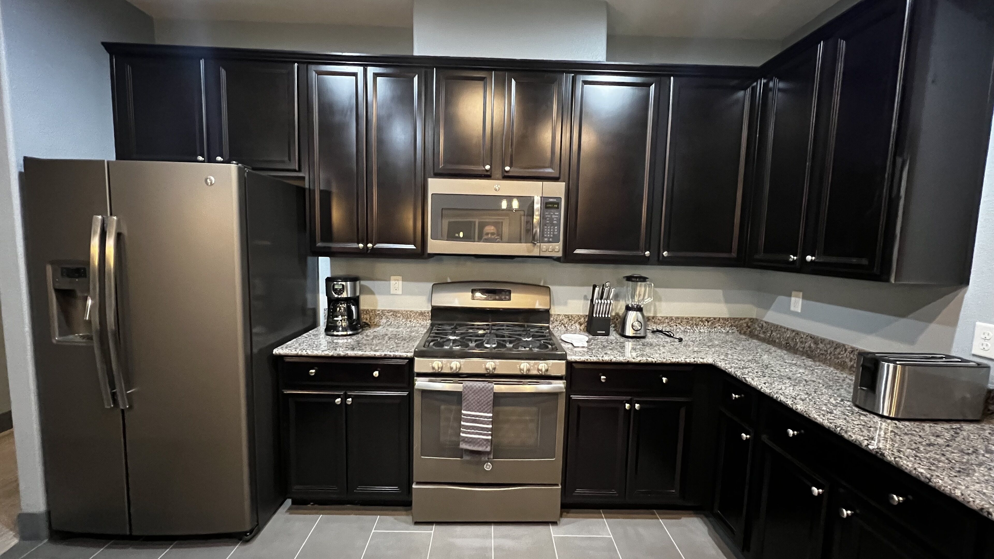 Mikrobølgeovn, ovn, kokeplater og oppvaskmaskin