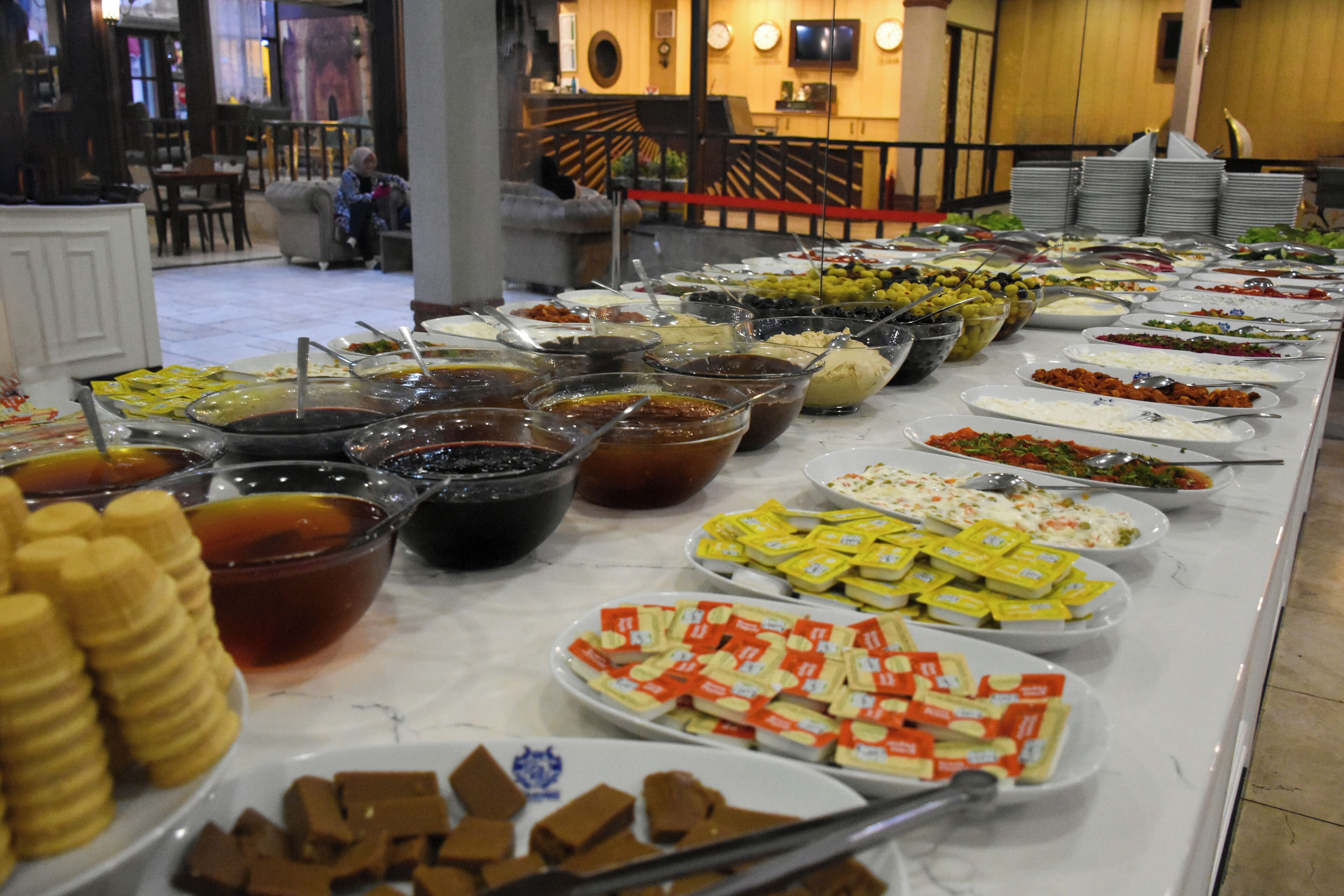 Un bufé con diversas opciones de comida y salsas.