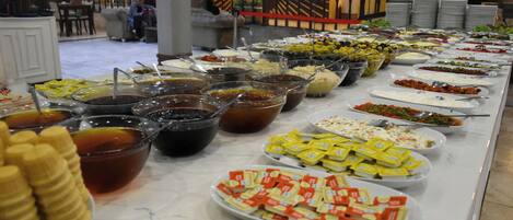 Un bufé con diversas opciones de comida y salsas.