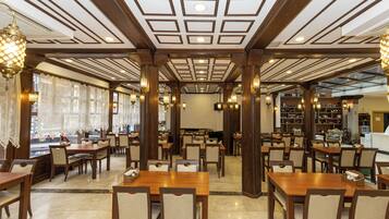 Esmorzar diari d'estil bufet gratuït