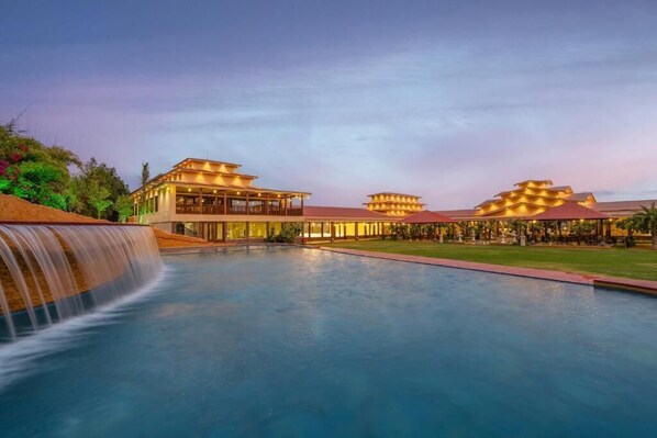 Outdoor pool - SHIVDHARA RESORTS (Palanpur)