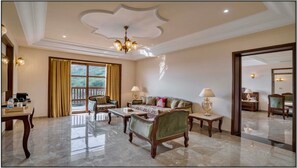 Suite presidencial | Zona de estar | Smart TV de 50 pulgadas con canales digitales, una televisión