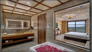 Suite presidencial | Baño | Artículos de higiene personal gratuitos, secador de pelo y albornoces