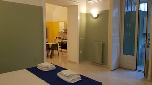 2 bedrooms, free WiFi, bed sheets - a few meters from the Monastery of Santa Chiara (Napoli)