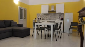 Fridge, oven, stovetop, coffee/tea maker