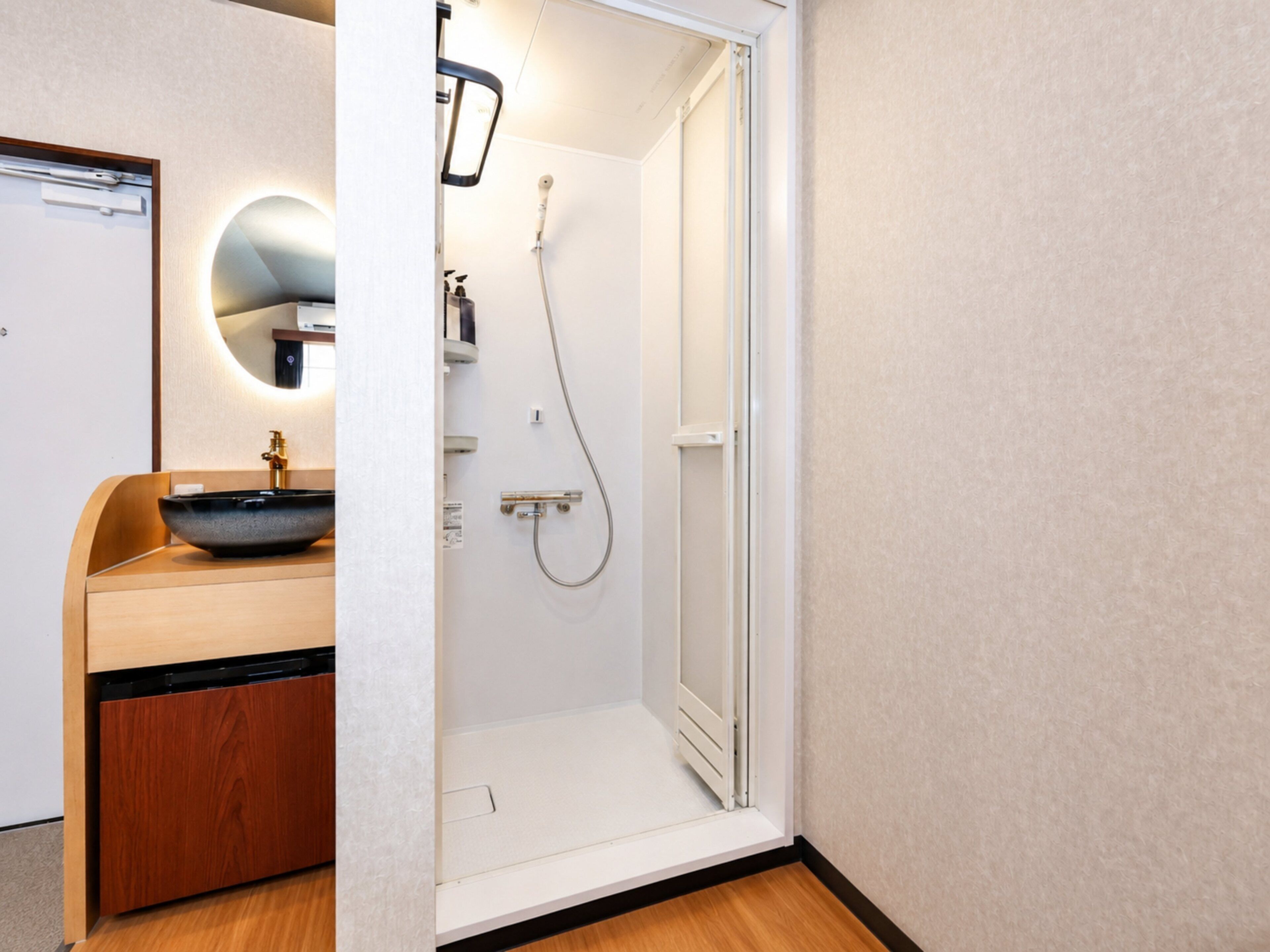 Une salle de bain moderne avec un lavabo intégré, une douche et un miroir.