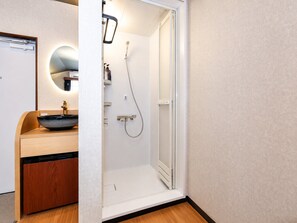 Habitación individual de lujo | Baño | Ducha, secador de pelo, zapatillas y bidé electrónico