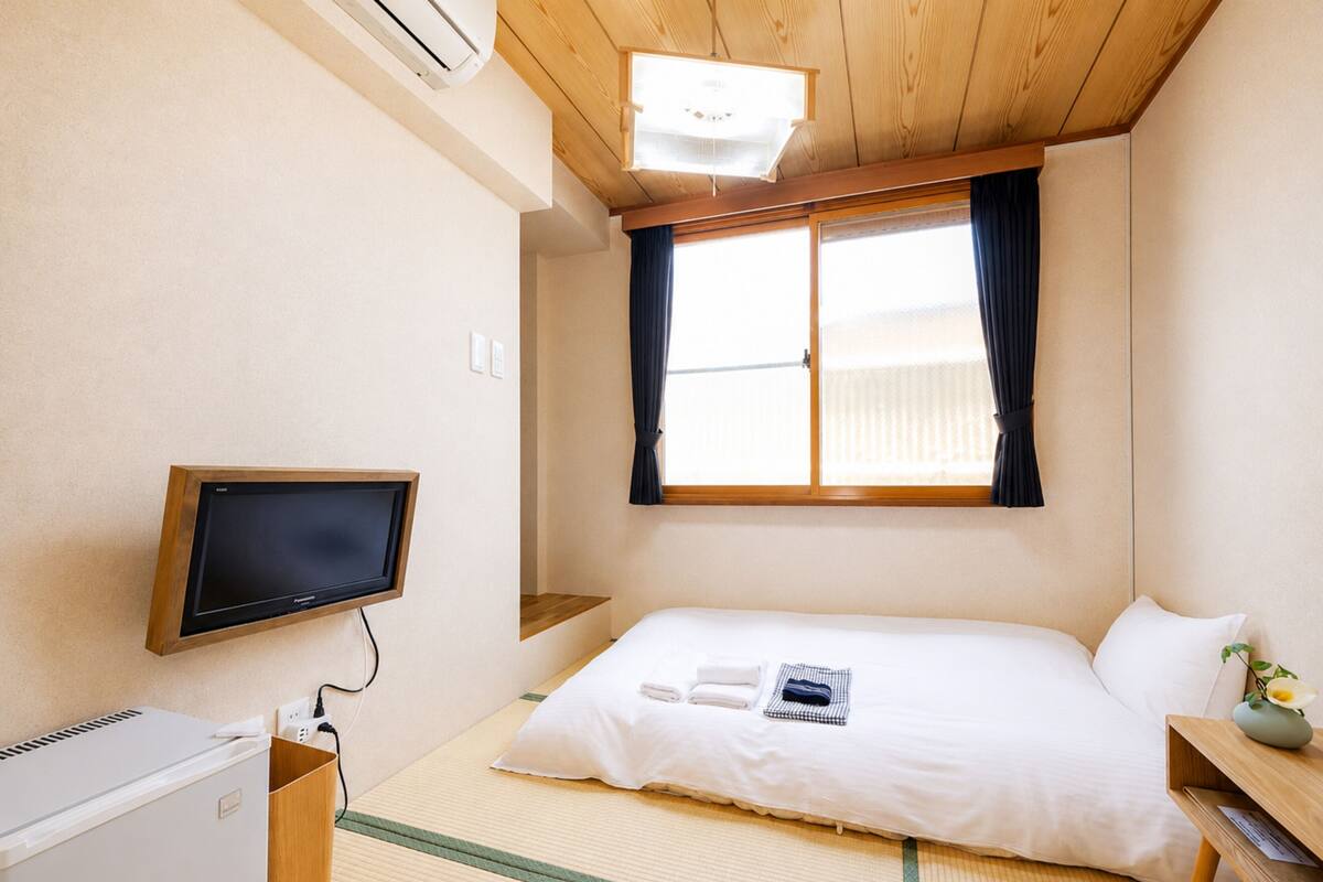 基础单人房 | 羽绒被、办公桌、免费 WiFi