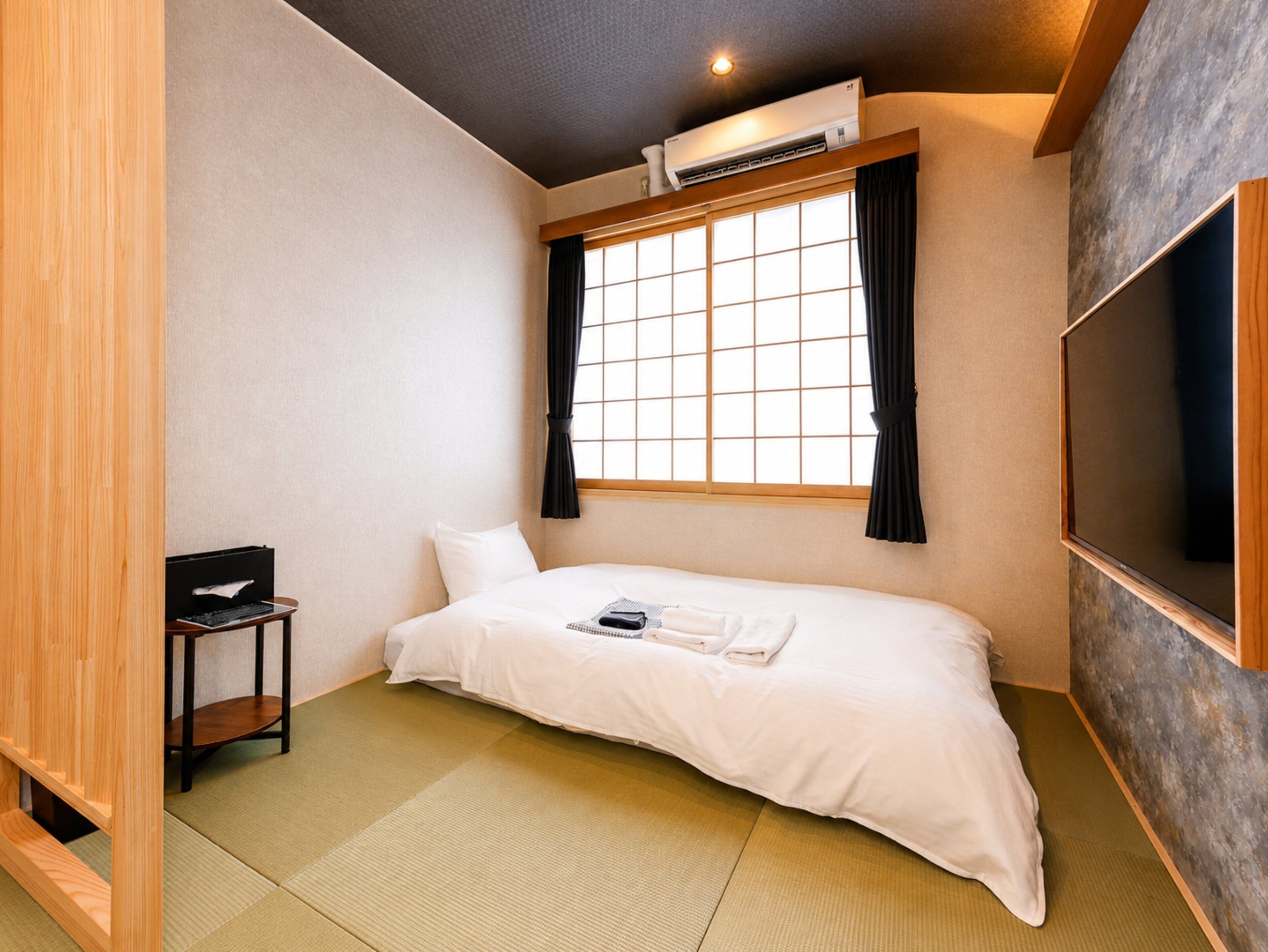 Luxury Single Room | Down comforters, desk, WiFi (free)