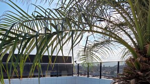 A rooftop swimming pool with a clear view of the cityscape. - Vista Mar na Pajuçara: Amplo 2Q p/ 6 Pessoas (Maceió)